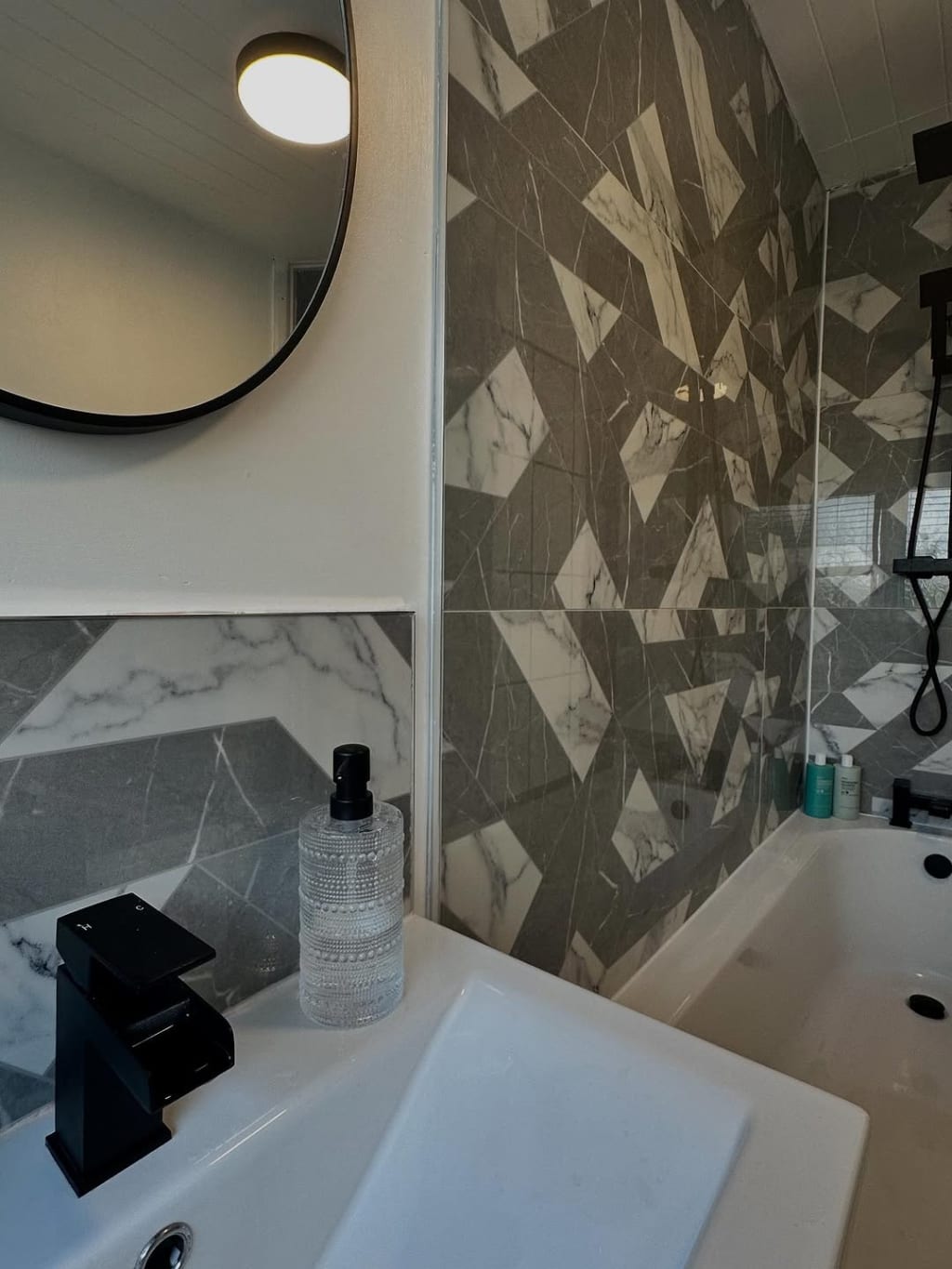 Tiles are #gifted by @boutiquestoneofficial 😍👀 so happy with our bathroom transformation! 

#bathroominspo #bathroomsofinstagram #tilesofinstagram #tilesetter #renovation